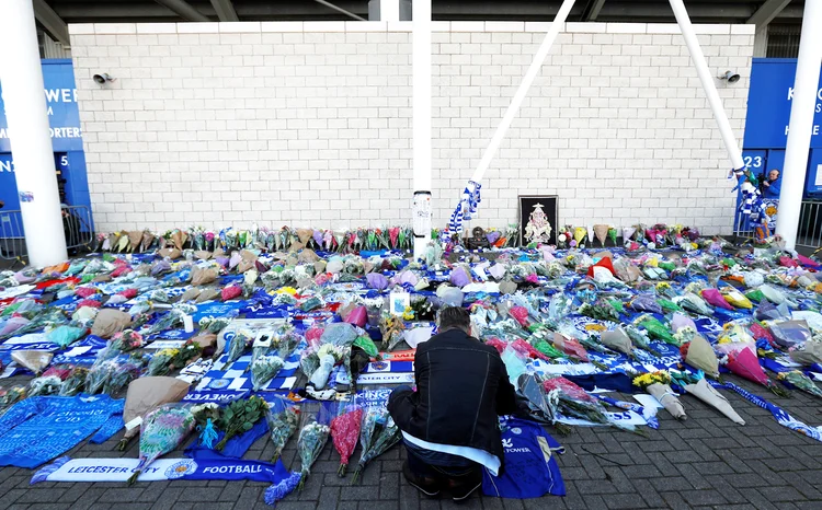 Fãs do time de Leicester prestam homenagem perto de estádio: "uma fonte próxima à família" confirmou que o empresário estava a bordo (Peter Nicholls/Reuters)