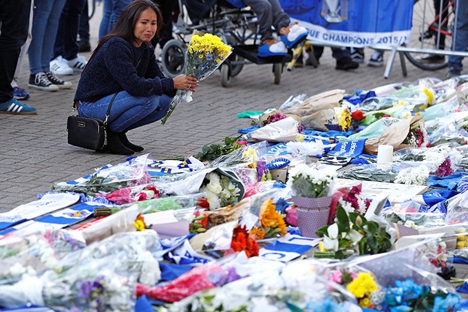 Torcedores deixam flores no estádio do Leicester após queda de helicóptero