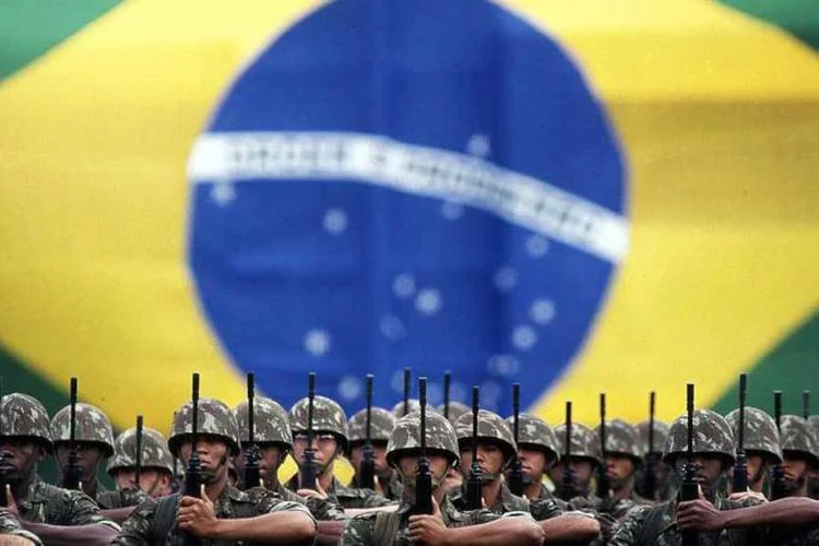 Militares: classe faz parte do grupo de carreiras que continuarão sendo promovidos mesmo com estado de emergência decretado por entes (Orlando Brito / VEJA/VEJA)