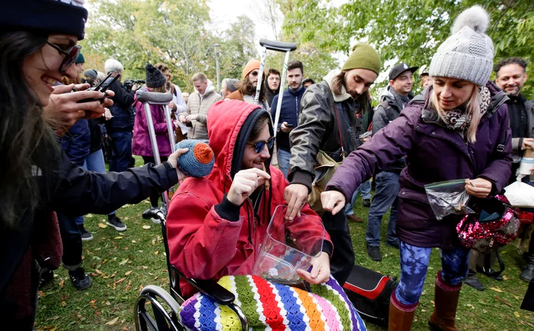 Pessoas usam maconha no dia em que o país legalizou o uso recreativo da droga: primeiro movimento de uma economia de grande porte (Carlos Osorio/Reuters)