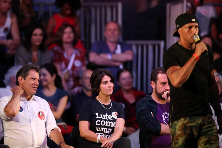 O rapper Mano Brown discursa em evento com Haddad e a candidata a vice Manuela D'Ávila ao fundo (Ricardo Moraes/Reuters)