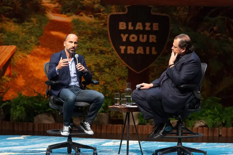 Em evento da Dreamforce, em São Francisco, Marc Benioff, presidente da Salesforce, entrevista Dara Khosrowshahi, do Uber (Salesforce/Divulgação)