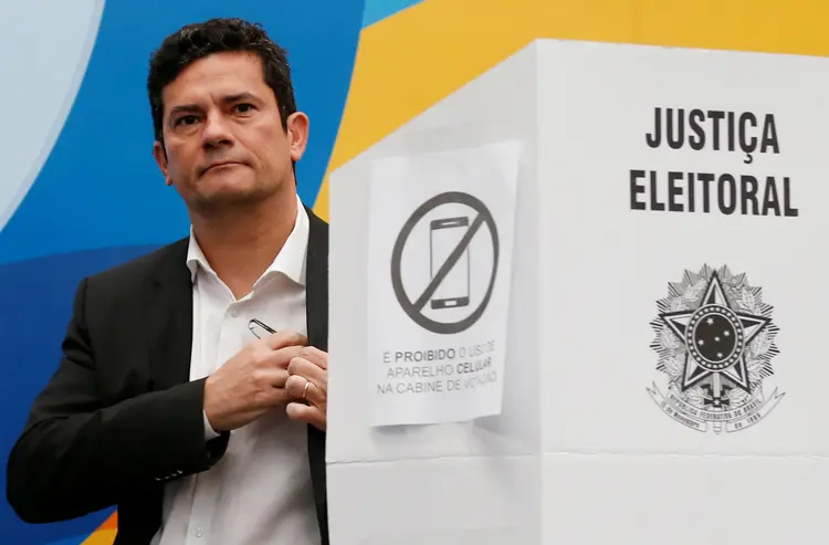 Sérgio Moro vota em Curitiba: juiz entrou discretamente pela porta principal (Rodolfo Buhrer/Reuters)