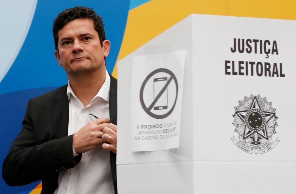 Moro é cumprimentado e aplaudido ao votar em Curitiba