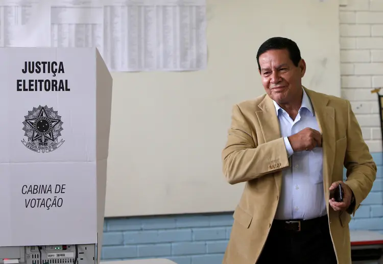 Hamilton Mourão vota em Brasília: vice está confiante na vitória e animado com o resultado (Adriano Machado/Reuters)