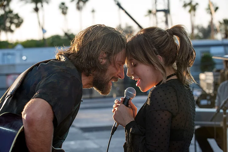 Os artistas Bradley Cooper (Jackson) e Lady Gaga (Ally) no filme "Nasce uma Estrela" ("A Star is Born"/Divulgação)