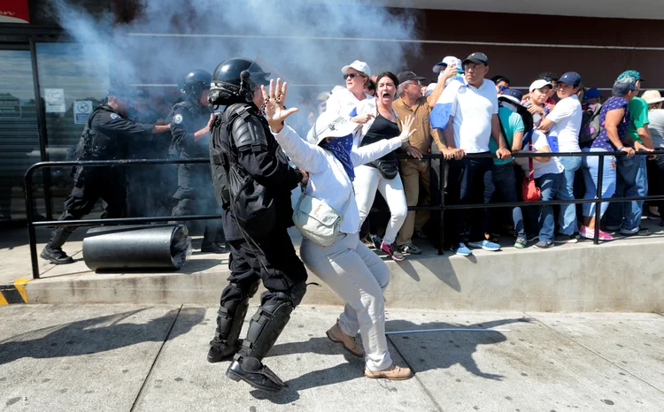 Polícia detém manifestante em protesto contra o presidente Manuel Ortega, em Managua (Oswaldo Rivas/Reuters)