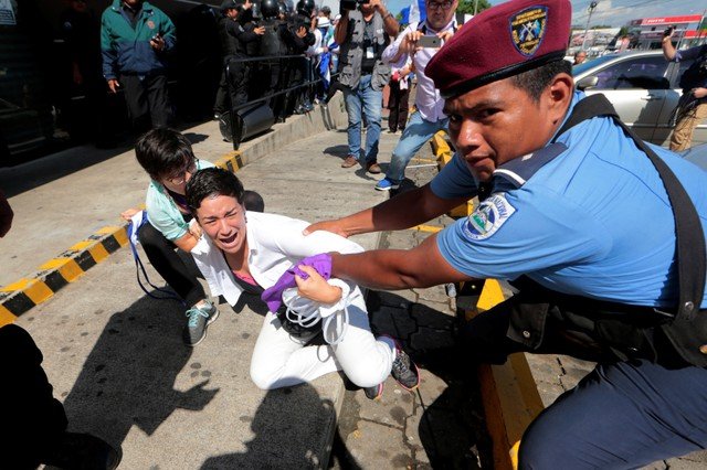 Repressão em Nicarágua: homens e mulheres, além de alguns idosos, foram espancados e arrastados pela rua para depois serem colocados em viaturas da polícia