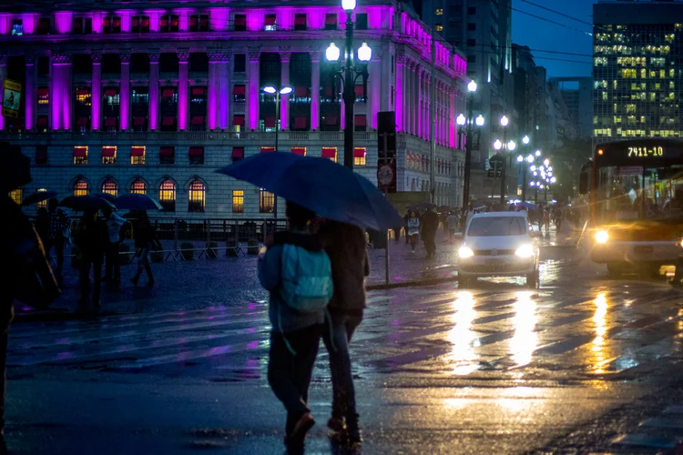 Segurança pública: Roubos, homicídios e latrocínios caem, enquanto registros de estupro aumentaram no estado de São Paulo na comparação de 2019 com mesmo período em 2018 (Cris Faga/Getty Images)