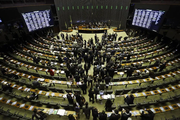 CÂMARA: Polarização deixa a escolha para os cargos do Legislativo — dois senadores, um deputado federal e um deputado estadual — ainda mais de lado (Marcelo Camargo/Agência Brasil)