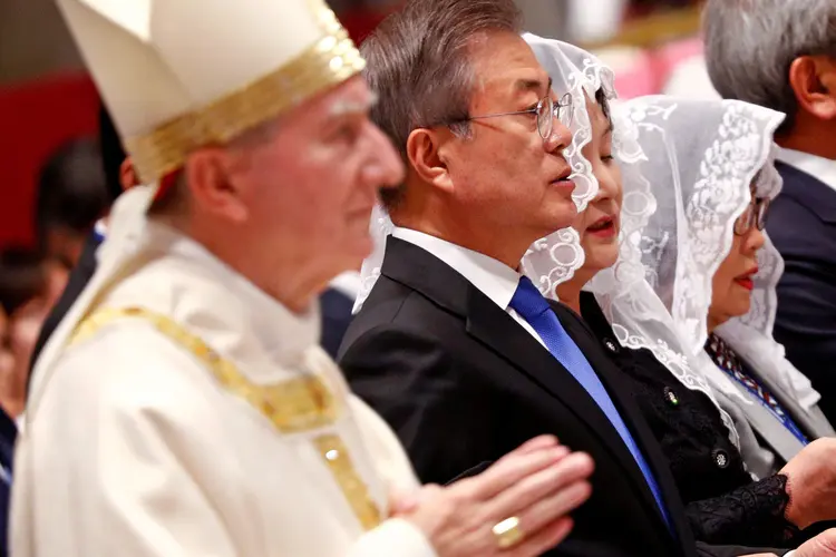 Presidente da Coreia do Sul, Moon Jae-in, se encontrou com o papa Francisco nesta quinta-feira (Max Rossi/Reuters)