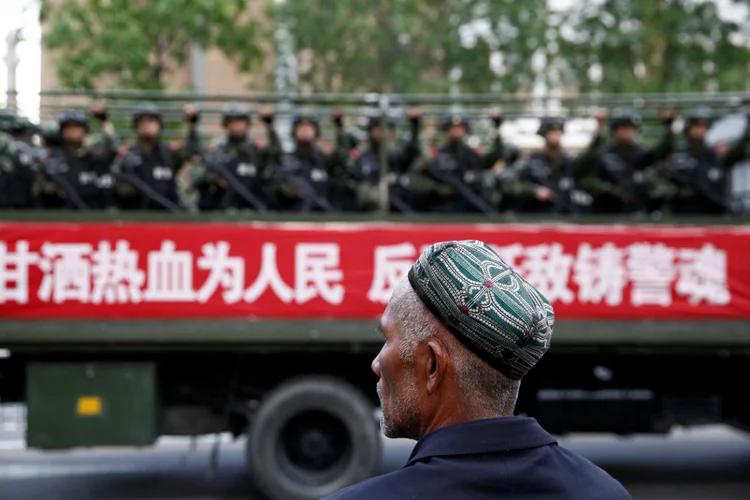 Paramilitares desfilam em Xinjiang (Stringer/File Photo/Reuters)