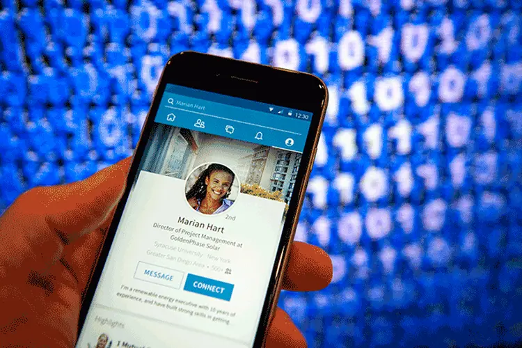 Acompanhar as redes sociais que focam no perfil profissional é uma maneira das pessoas se atualizarem (Getty Images/Getty Images)