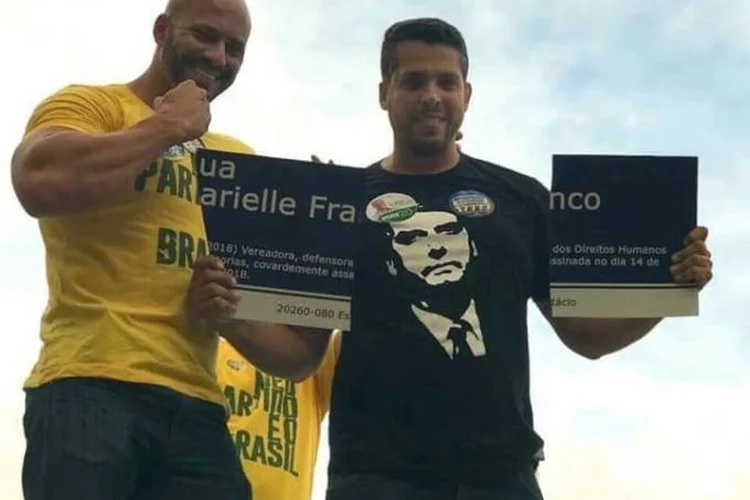 PLACA RASGADA DE MARIELLE: Até as 7h desta quinta-feira, Bolsonaro e sua equipe não criticaram publicamente os dois candidatos a deputado (Facebook/Reprodução)