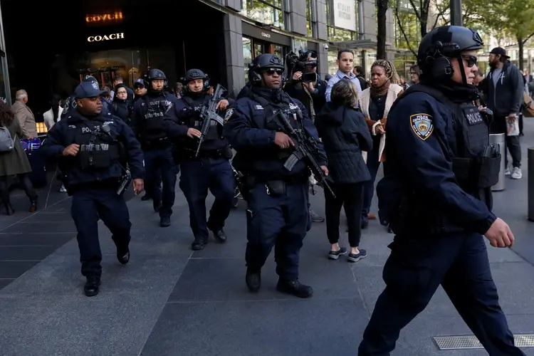 Policiais investigam pacote suspeito na CNN em Nova York
  (Shannon Stapleton/Reuters)