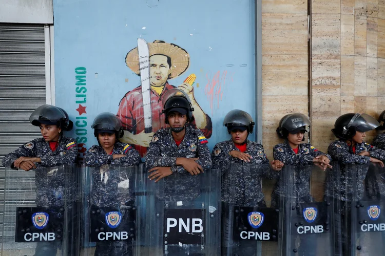 Policiais venezuelanos durante manifestação (Carlos Garcia Rawlins/Reuters)