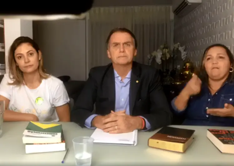 Bolsonaro e esposa (esquerda) em primeira declaração após eleito (Jair Bolsonaro/Facebook/Divulgação)