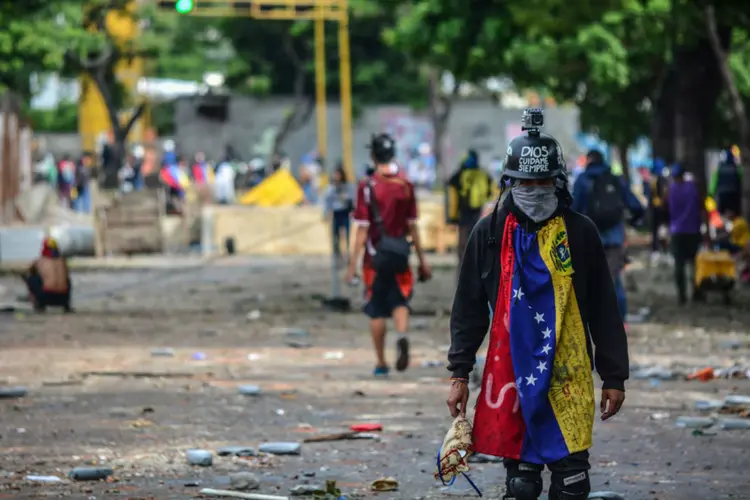 Protestos na Venezuela contra Nicolas Maduro: aumento da pobreza venezuelana também é observado no crescimento do número de beneficiados de programas sociais (Roman Camacho/NurPhoto/Getty Images)