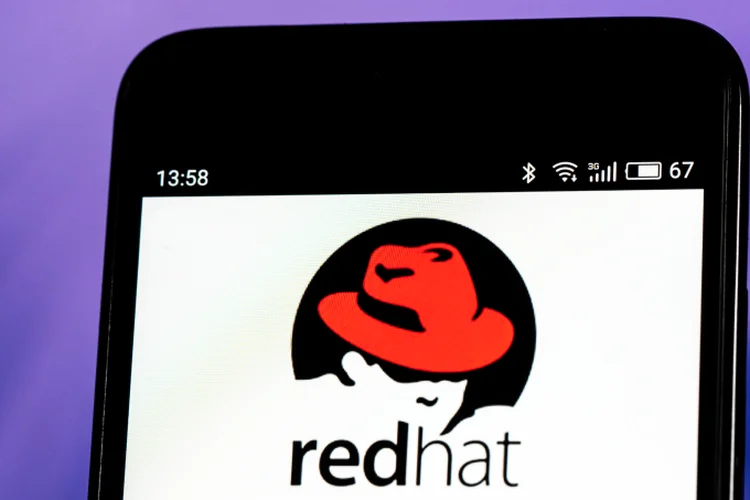 KIEV, UKRAINE - 2018/10/25: Red Hat  Software company logo seen displayed on smart phone. Red Hat, Inc. is an American multinational software company providing open-source software products to the enterprise community. (Photo by Igor Golovniov/SOPA Images/LightRocket via Getty Images) (SOPA Images / Colaborador/Getty Images)