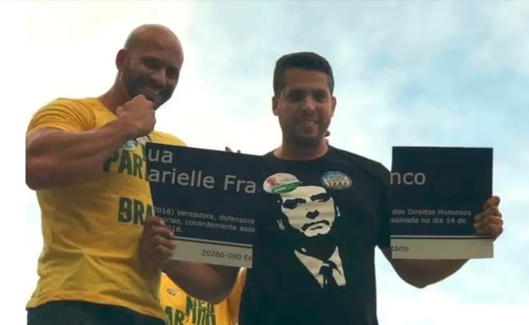 Os candidatos Daniel Silveira (a deputado federal) e Rodrigo Amorim (a deputado estadual)  destruíram uma placa que homenageava a vereadora do PSOL Marielle Franco (Reprodução Instagram/Reprodução)