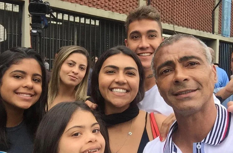 Romário, ao votar no Rio de Janeiro: Romário votou em escola porque morou no bairro durante o final da infância e a adolescência (Romário/ Facebook/Divulgação)