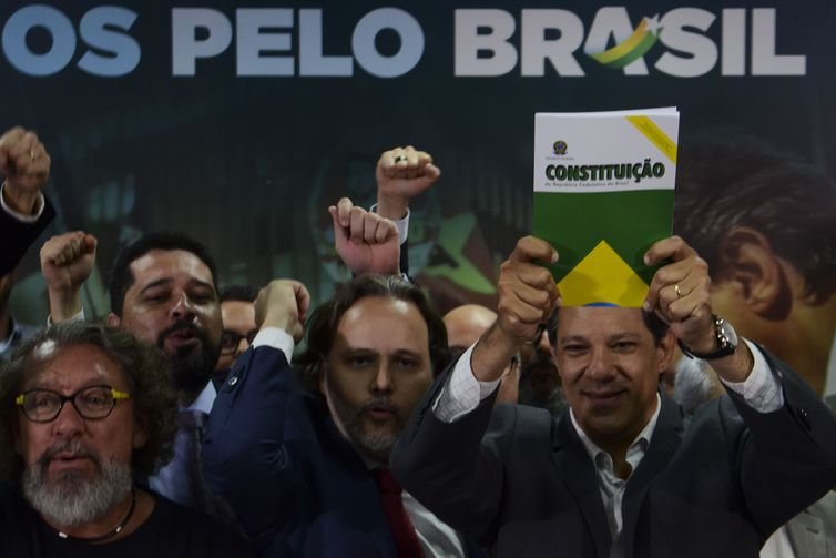 Com juristas, Haddad chama campanha anti-PT de "tentativa de fraude"