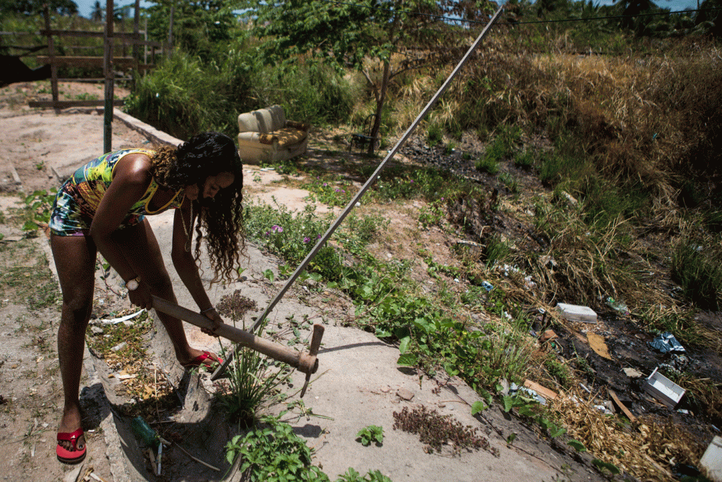 Saneamento: mulheres sem acesso à água tratada se prejudicam na saúde, educação e bem-estar (Diego Herculano/Getty Images)