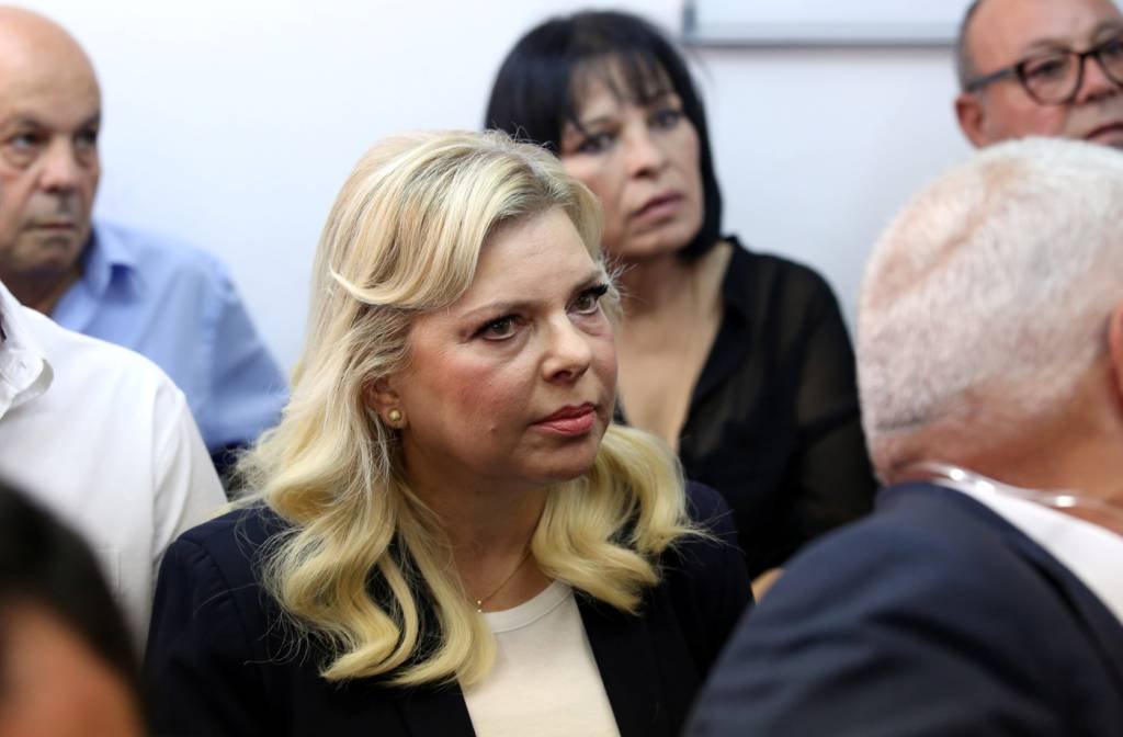 Mulher do primeiro-ministro israelense vai a julgamento por fraude