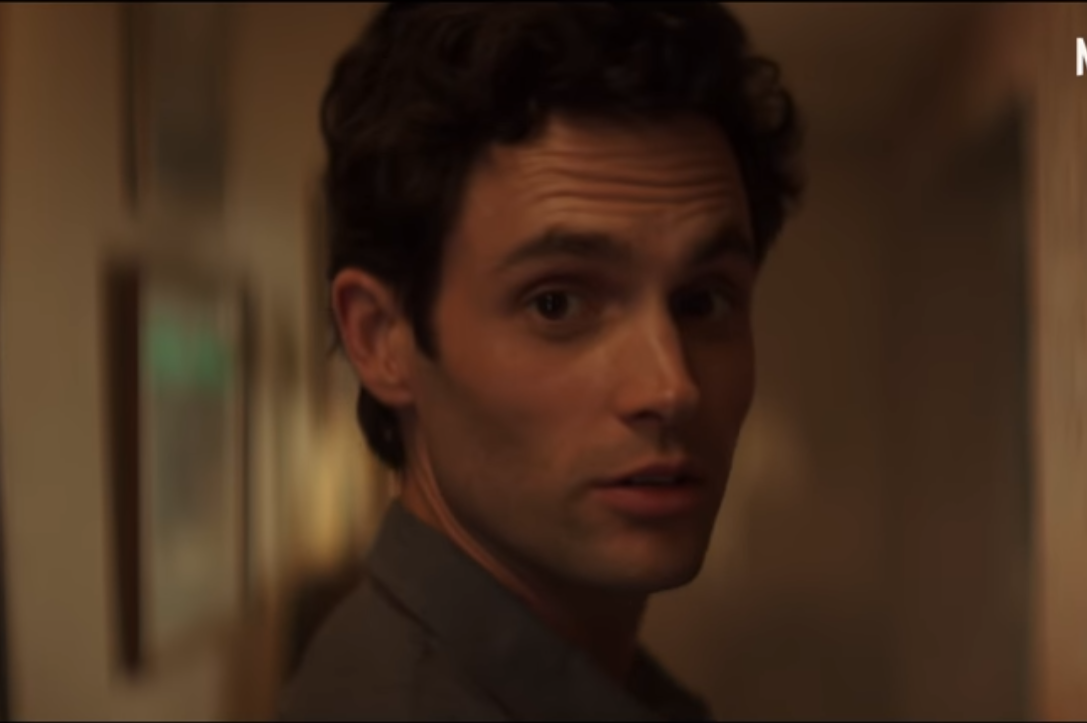 Penn Badgley divulga 2ª temporada de "You" com música do Molejo