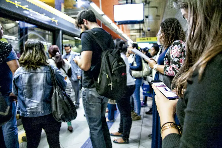 Smartphones no Metrô de São Paulo: as redes sociais deram alcance amplo às notícias falsas (Leandro Fonseca/Exame)