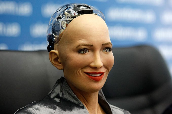 Robô Sophia, que imita expressões faciais, começa a ser produzida em massa