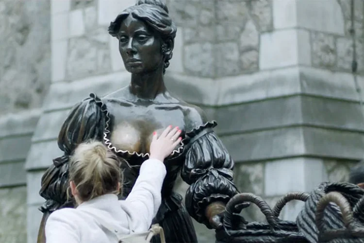 Estátua de "Molly Malone", em Dublin, na Irlanda. (Marie Keating Foundation/ ROTHCO/Reprodução)