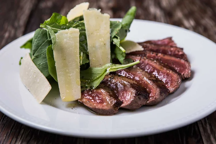 Tagliata de carne de piemontês: prato saboroso e saudável (Ricardo D'Angelo / Açougue Central/Divulgação)