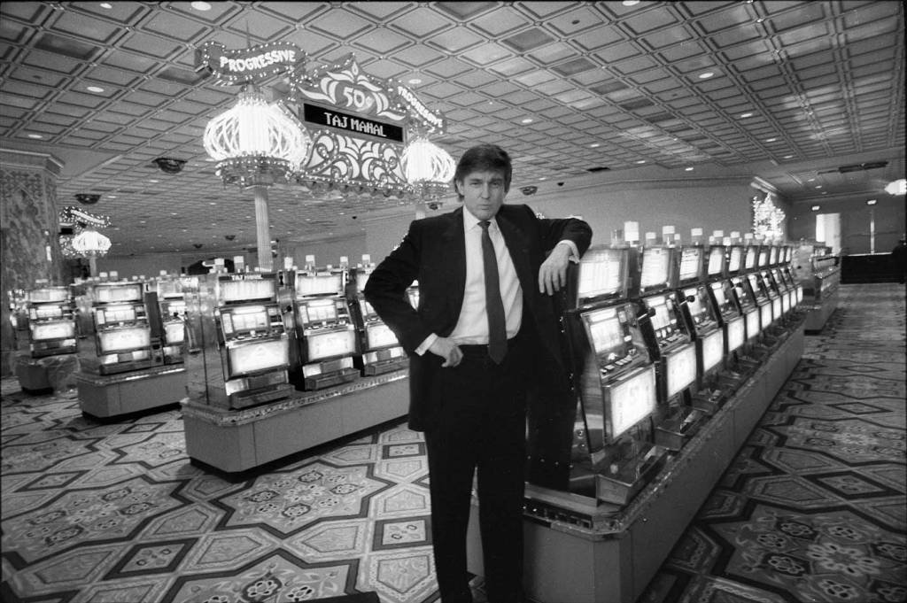 TRUMP EM SEU CASSINO TAJ MAHAL EM 1990: &#8220;vampiro financeiro&#8221; que tapeia contribuintes e todos que fizeram negócio com ele  / Angel Franco/The New York Times