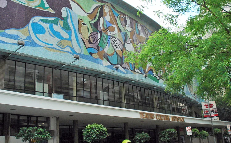 Fachada do teatro antes do incêndio: primeira fase das obras teve início em março deste ano e será concluída em maio de 2019 (Marilane Borges/Wikimedia Commons)