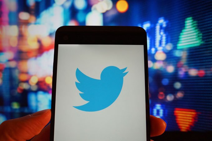 CEO do Twitter promete consertar modo escuro do aplicativo
