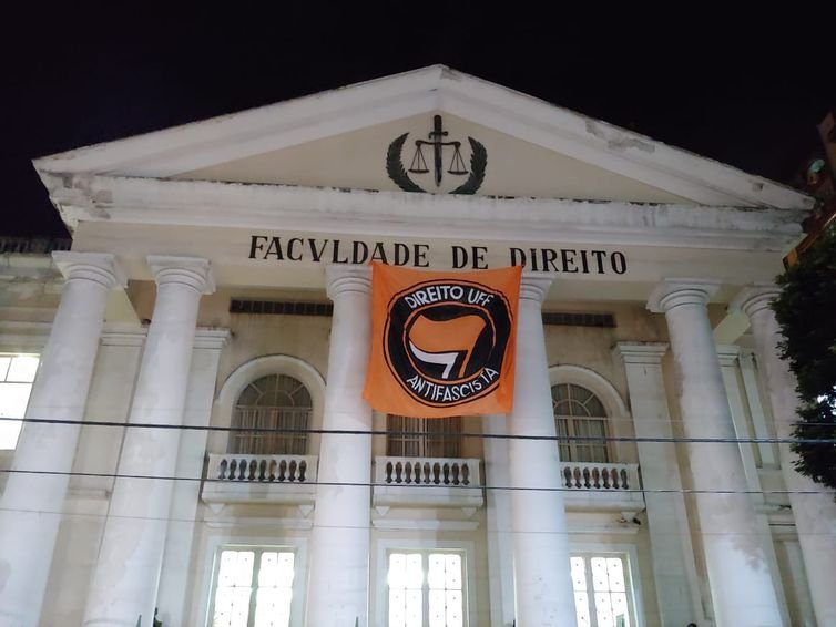 TRE autoriza recolocação de faixa antifascista em universidade no Rio