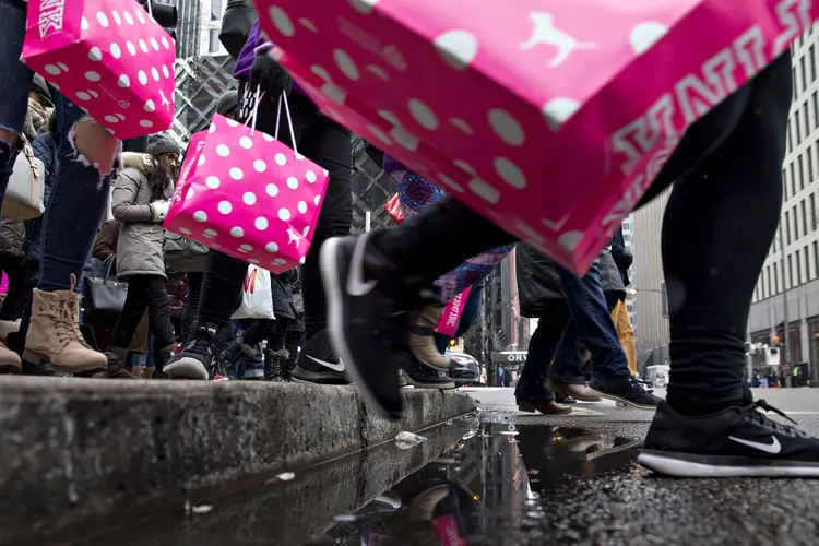 CLIENTES DA VICTORIA&#8217;S SECRET EM CHICAGO: os furtos representam cerca de 1,23% das vendas dos varejistas mundo afora  / Daniel Acker/ Bloomberg