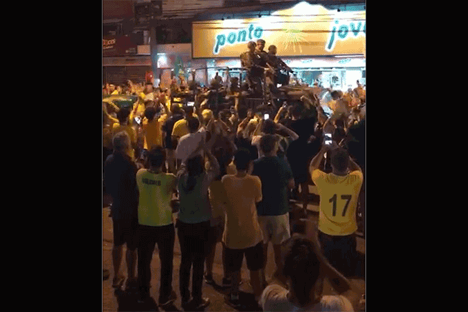 Exército é aplaudido nas ruas de Niterói, após vitória de Bolsonaro