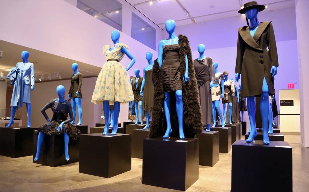 Colecionador põe à venda 20.000 vestidos em boom da moda vintage