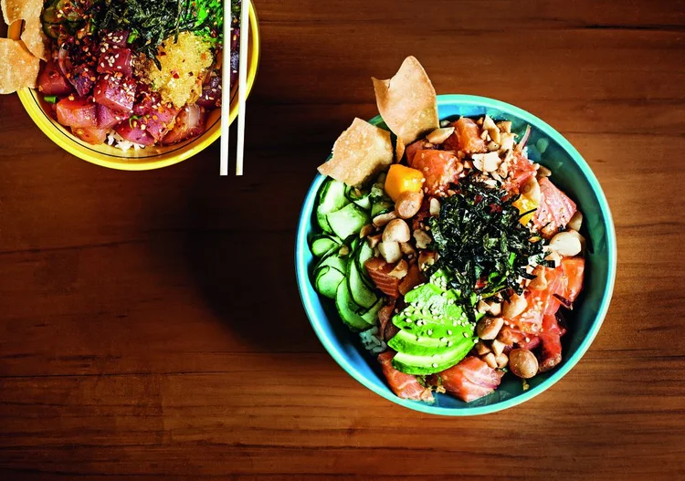 Do Havaí para o mundo. Os bowls de Poke são servidos com diversos ingredientes, do salmão à manga. (Reprodução/Getty Images)