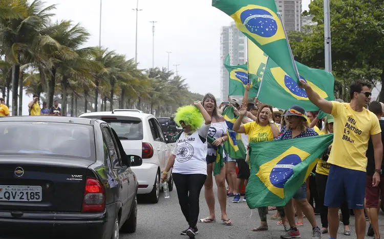 Eleitores de Jair Bolsonaro: cada lado expõe seus argumentos (Tânia Regô/Agência Brasil)