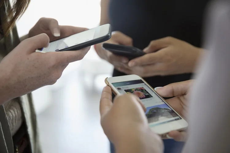 As redes sociais tomaram o lugar dos debates televisivos, horário eleitoral e carreatas de candidatos, afirma cientista politico (Hero Images/Getty Images)