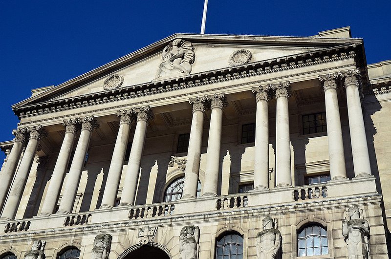 No Reino Unido, BoE eleva juro em 50 pontos-base, a 1,75%, e prevê recessão
