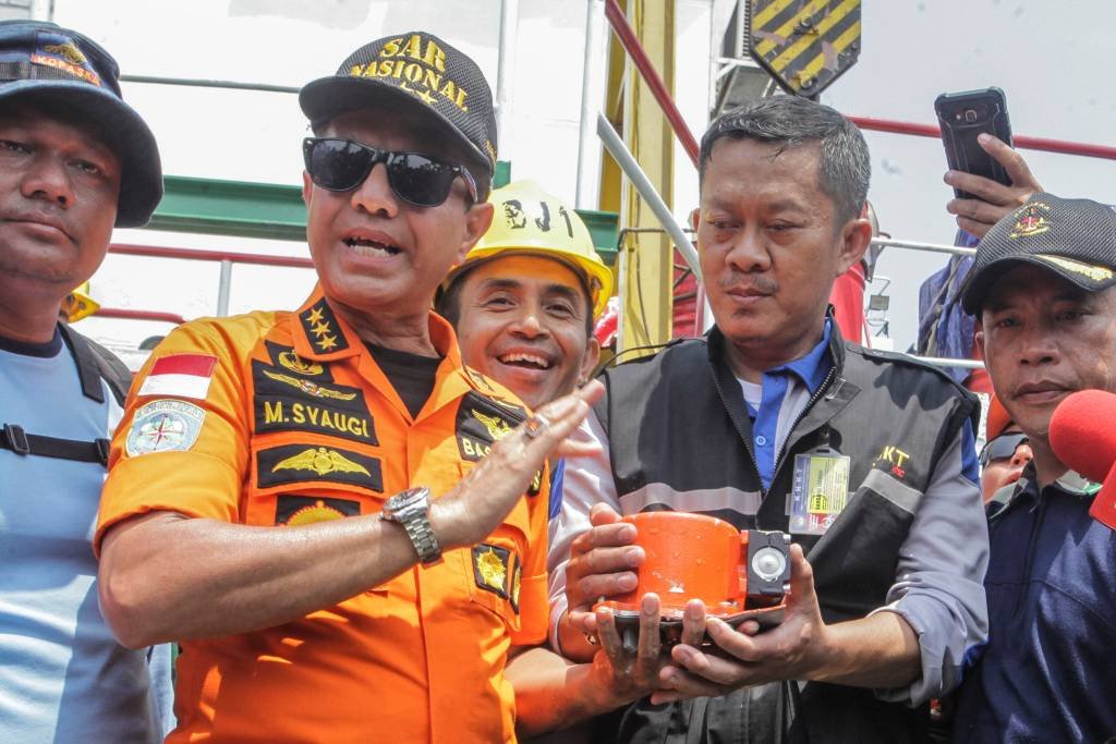 Indonésia confirma a recuperação de uma caixa-preta do avião acidentado