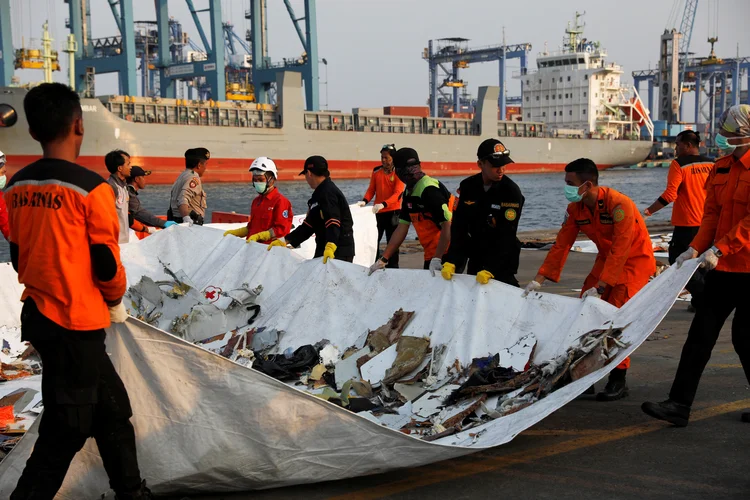 Partes do avião Lion Air JT610 são encontradas no mar próximo a Indonésia (Beawiharta/Reuters)