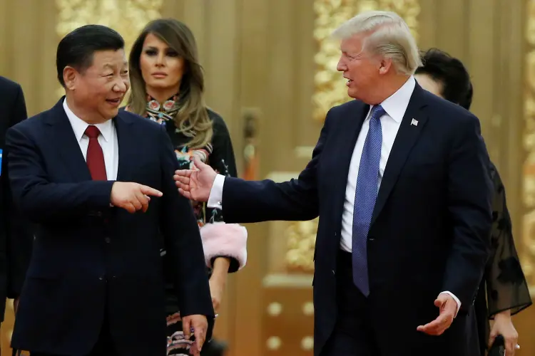 Xi Jinping e Donald Trump: acordo comercial parece ter "subido no telhado" com pressão dos EUA sobre supostas violações de direitos humanos de grupos muçulmanos (Thomas Peter/Reuters)