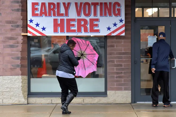 Eleições legislativas: Americanos votaram antecipadamente em Wisconsin, nos Estados Unidos (Nick Oxford/Reuters)