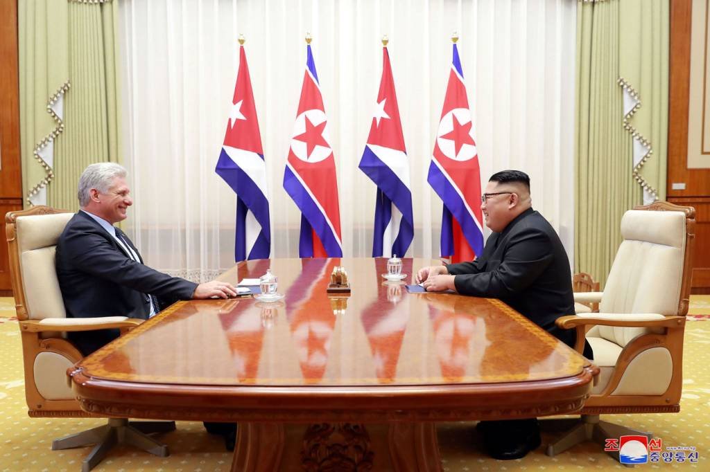 Líder norte-coreano Kim Jong Un reuniu-se em Pyongyang com o presidente cubano, Miguel Díaz-Canel (KCNA/Reuters)