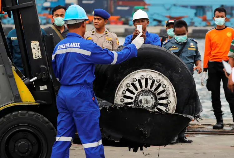 Indonésia: o piloto do avião acidentado pediu para retornar ao aeroporto de Jacarta pouco antes do acidente (Beawiharta/Reuters)